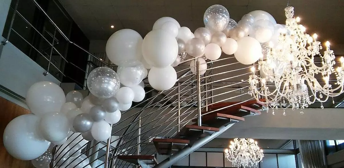 Zāles dekorēšana ar bumbiņām uz jubileju: sievietei un vīriešiem uz gadadienu 50 un 60, 30 un 35, 70 gadus veci un citos datumos ar baloniem 24641_41