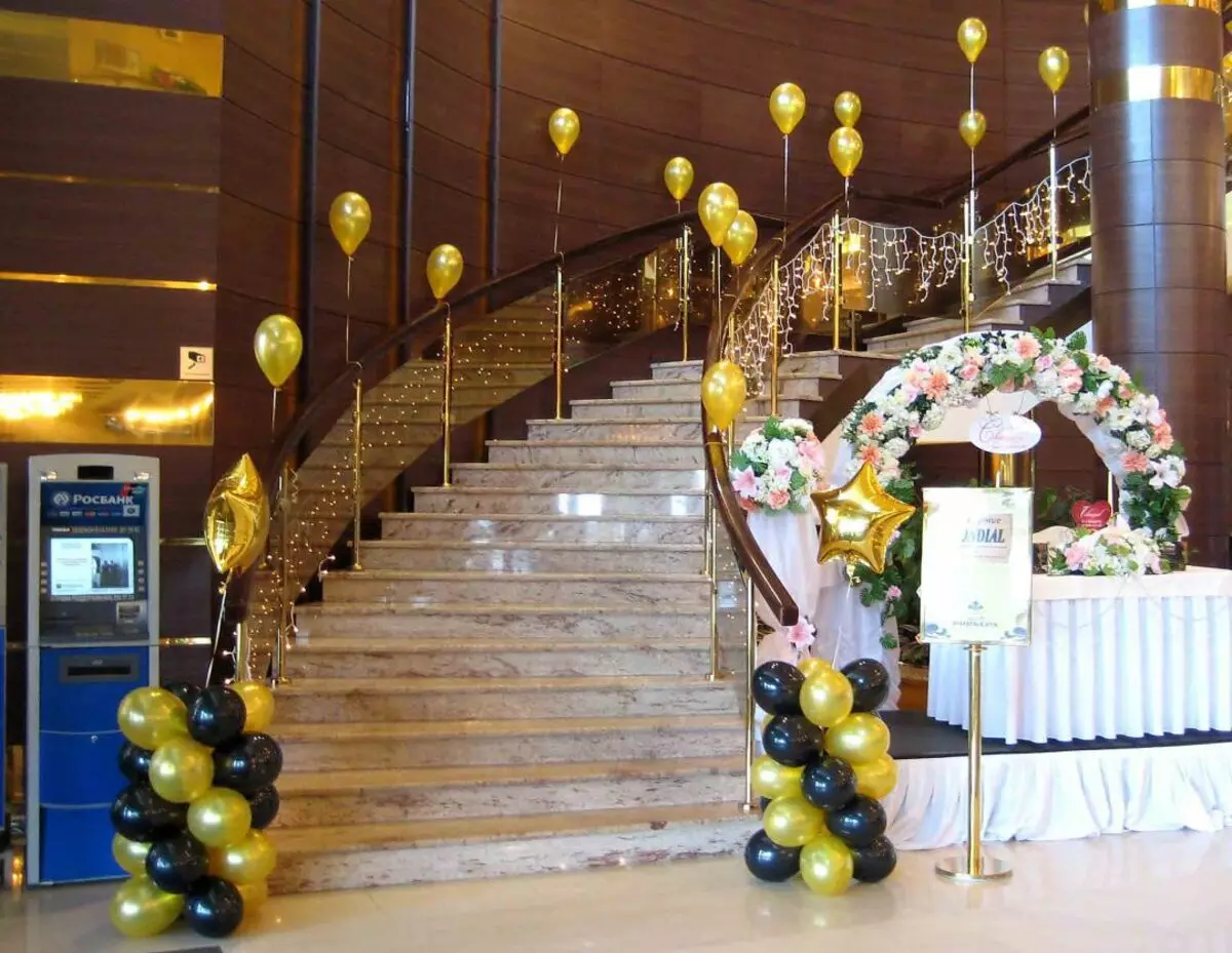 A decoración do salón con bolas no aniversario: para unha muller e homes nun aniversario de 50 e 60, 30 e 35, 70 anos e noutras datas por globos 24641_42