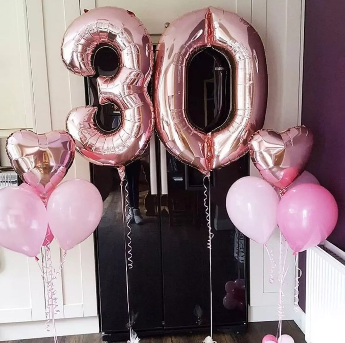 Zāles dekorēšana ar bumbiņām uz jubileju: sievietei un vīriešiem uz gadadienu 50 un 60, 30 un 35, 70 gadus veci un citos datumos ar baloniem 24641_45