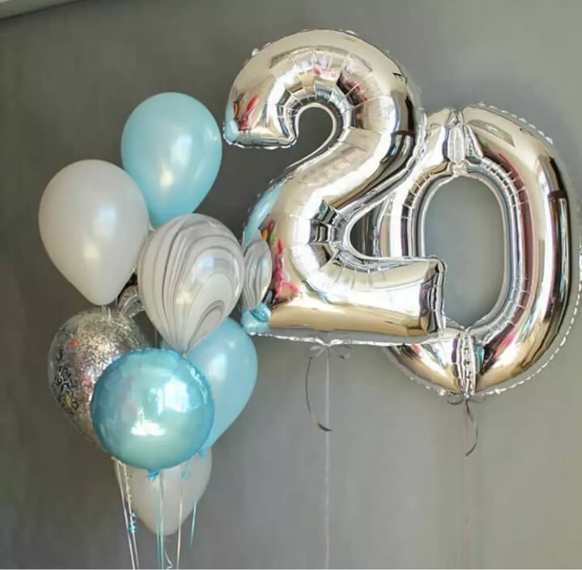 A decoración do salón con bolas no aniversario: para unha muller e homes nun aniversario de 50 e 60, 30 e 35, 70 anos e noutras datas por globos 24641_46