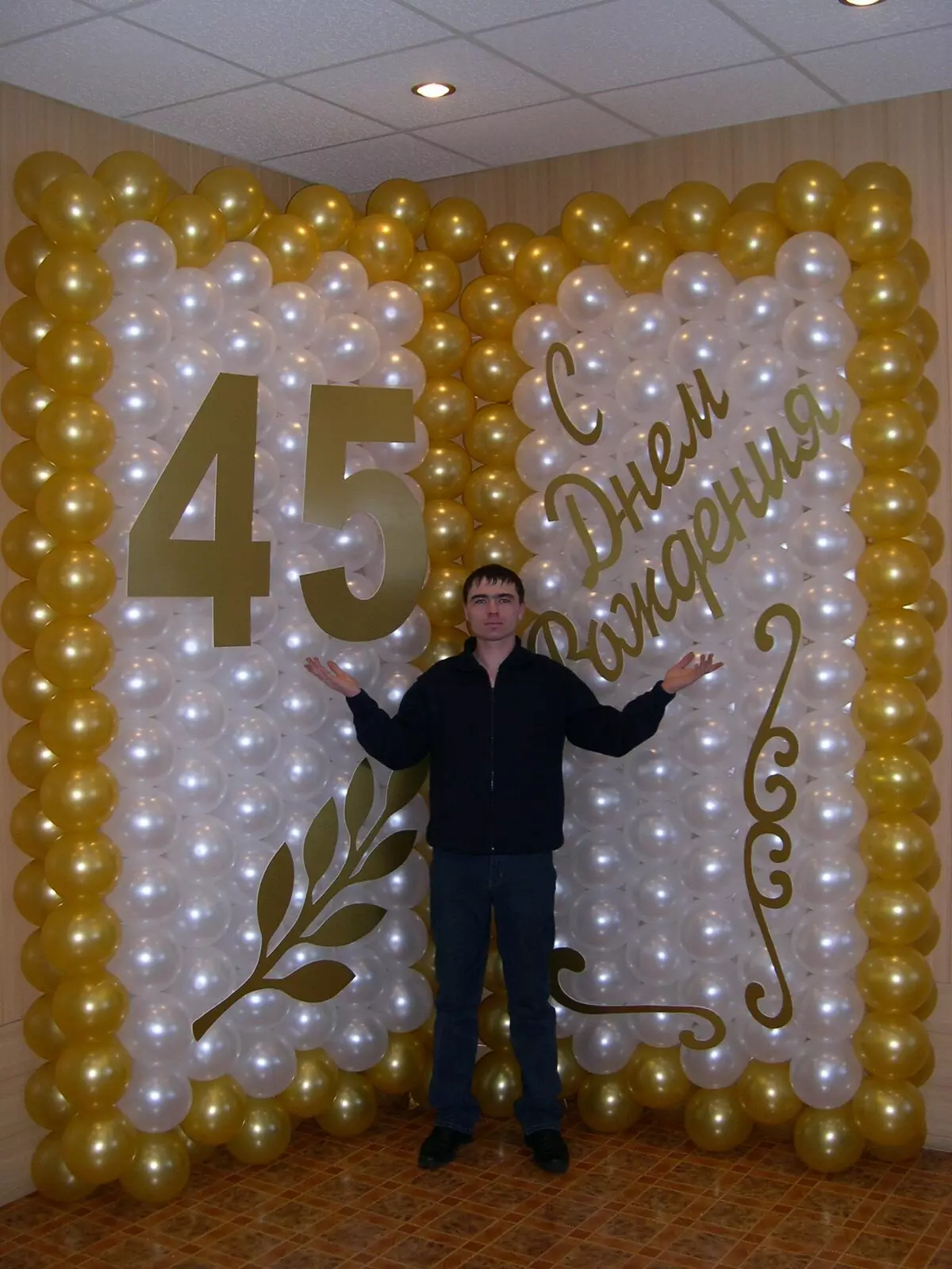 A decoración do salón con bolas no aniversario: para unha muller e homes nun aniversario de 50 e 60, 30 e 35, 70 anos e noutras datas por globos 24641_49