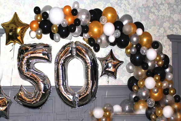 Zāles dekorēšana ar bumbiņām uz jubileju: sievietei un vīriešiem uz gadadienu 50 un 60, 30 un 35, 70 gadus veci un citos datumos ar baloniem 24641_5