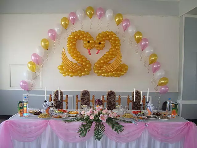 A decoración do salón con bolas no aniversario: para unha muller e homes nun aniversario de 50 e 60, 30 e 35, 70 anos e noutras datas por globos 24641_50