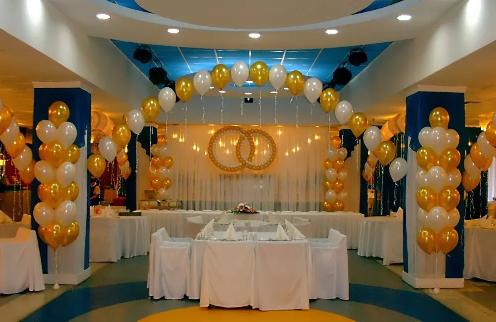 A decoración do salón con bolas no aniversario: para unha muller e homes nun aniversario de 50 e 60, 30 e 35, 70 anos e noutras datas por globos 24641_51