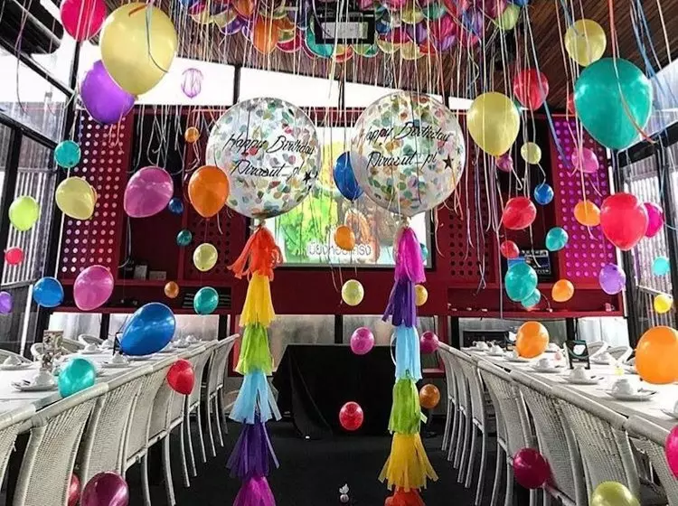 Zāles dekorēšana ar bumbiņām uz jubileju: sievietei un vīriešiem uz gadadienu 50 un 60, 30 un 35, 70 gadus veci un citos datumos ar baloniem 24641_53
