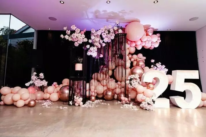 A decoración do salón con bolas no aniversario: para unha muller e homes nun aniversario de 50 e 60, 30 e 35, 70 anos e noutras datas por globos 24641_54