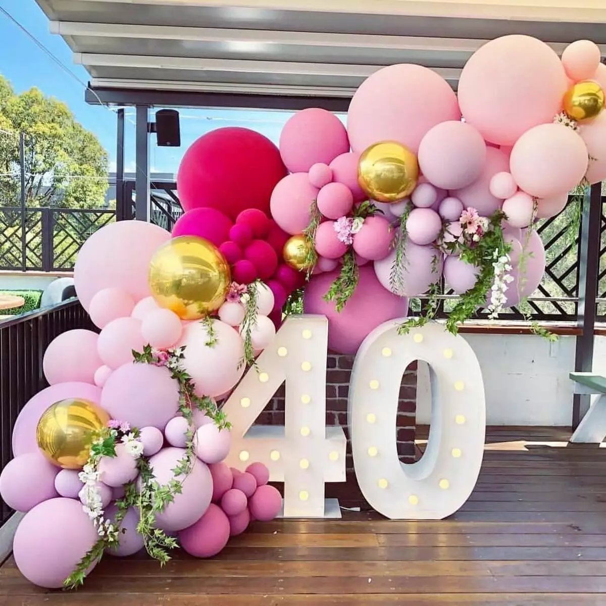 Zāles dekorēšana ar bumbiņām uz jubileju: sievietei un vīriešiem uz gadadienu 50 un 60, 30 un 35, 70 gadus veci un citos datumos ar baloniem 24641_6
