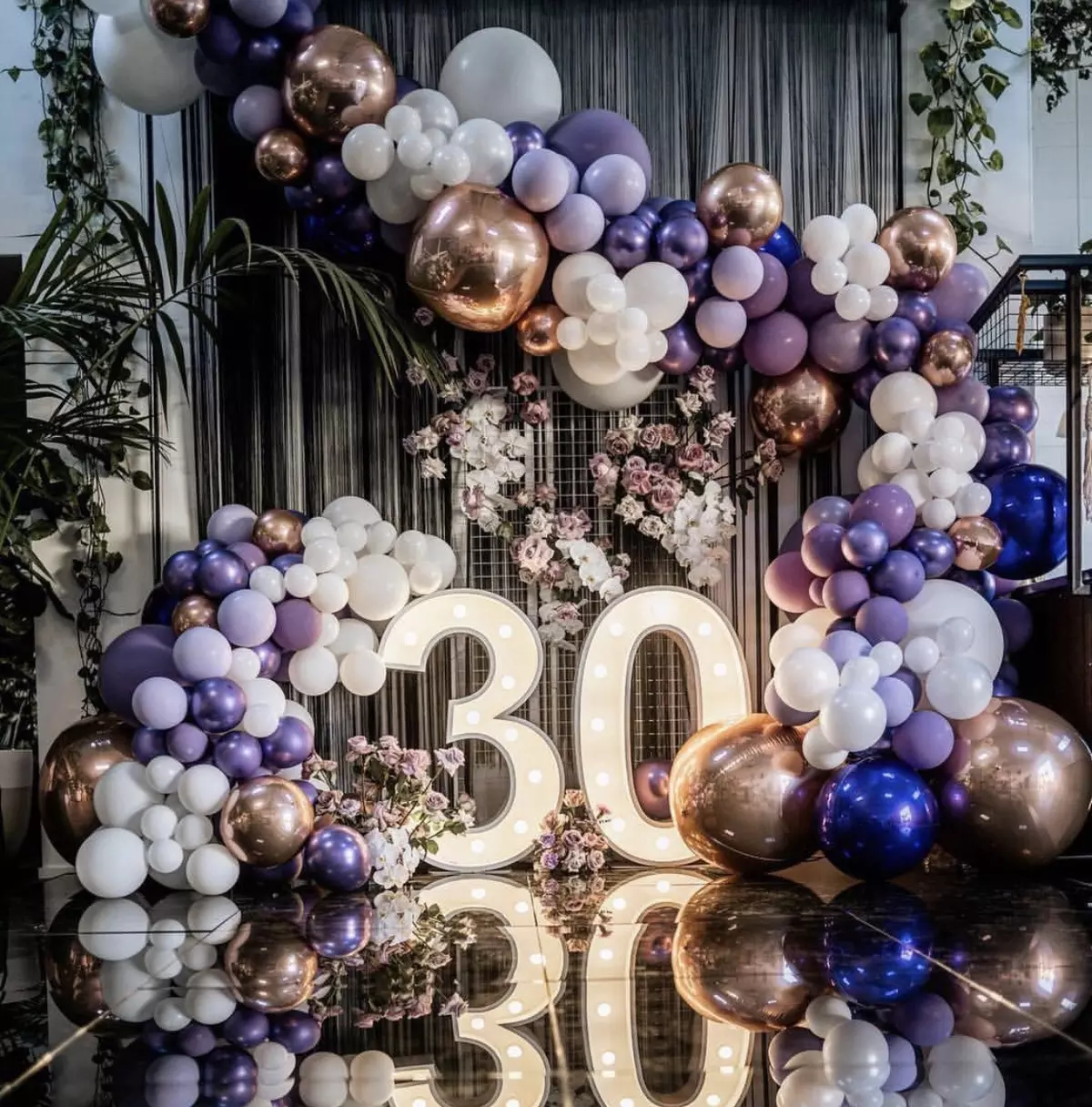 A decoración do salón con bolas no aniversario: para unha muller e homes nun aniversario de 50 e 60, 30 e 35, 70 anos e noutras datas por globos 24641_7