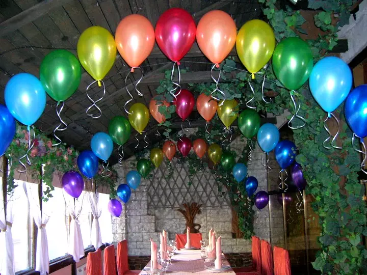 Zāles dekorēšana ar bumbiņām uz jubileju: sievietei un vīriešiem uz gadadienu 50 un 60, 30 un 35, 70 gadus veci un citos datumos ar baloniem 24641_9
