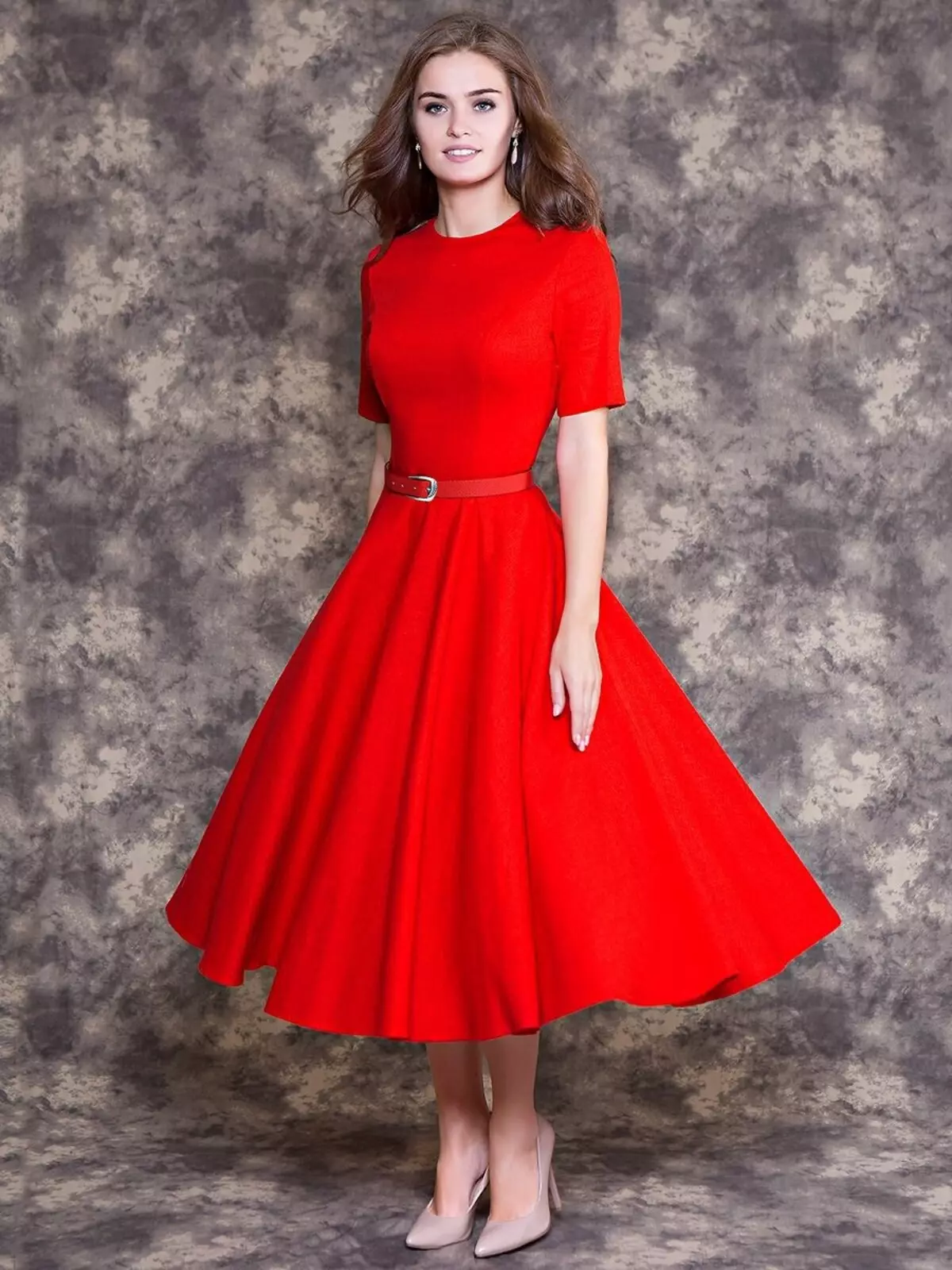 Платье с приталенной юбкой. Красное платье. Платье с юбкой-солнце. Платье солнце клеш. Красное пышное платье.