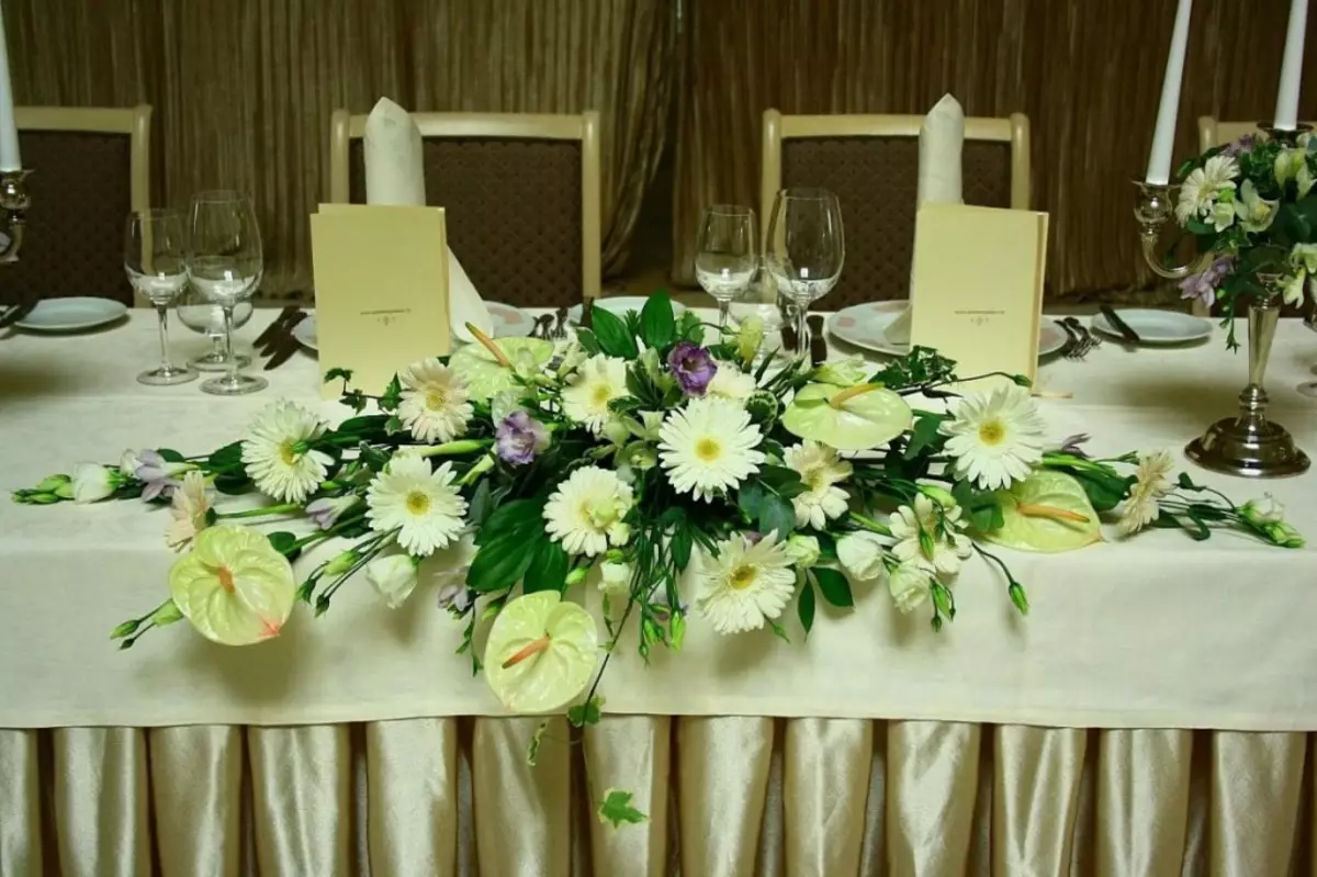 Флористический стол. Свадебные композиции из цветов на стол. Флористика свадебного стола. Украшение стола живыми цветами. Цветочные композиции на банкетный стол.