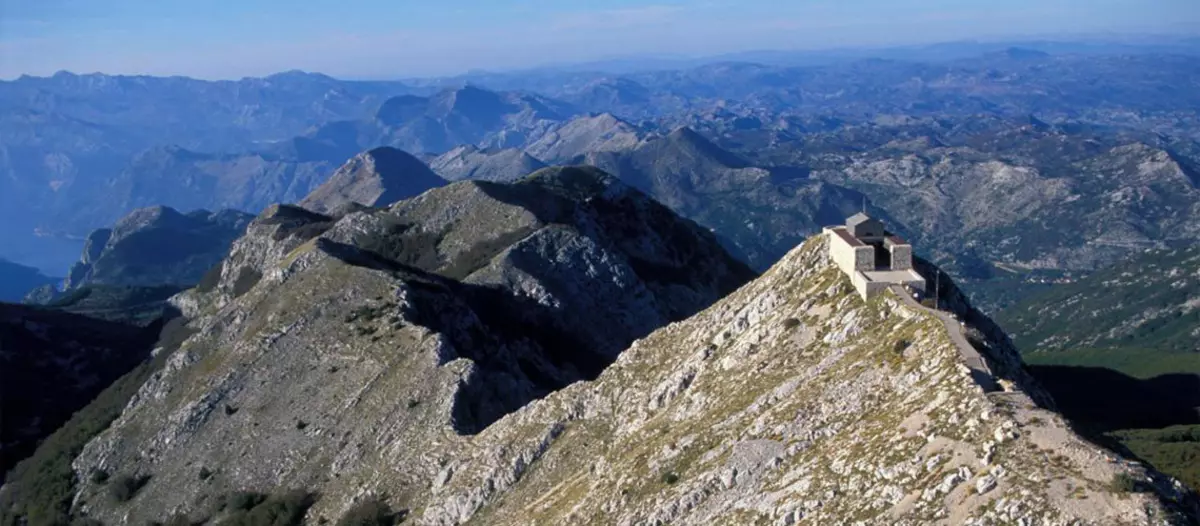 Lovechen (46 fotografii): Descrierea parcului național din Muntenegru, caracteristicile mausoleului lui Nesha. Înălțimea muntelui 24667_22