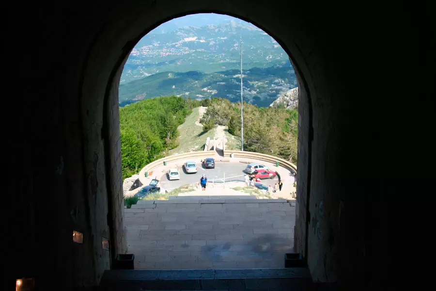 Lovechen (46 fotografii): Descrierea parcului național din Muntenegru, caracteristicile mausoleului lui Nesha. Înălțimea muntelui 24667_24