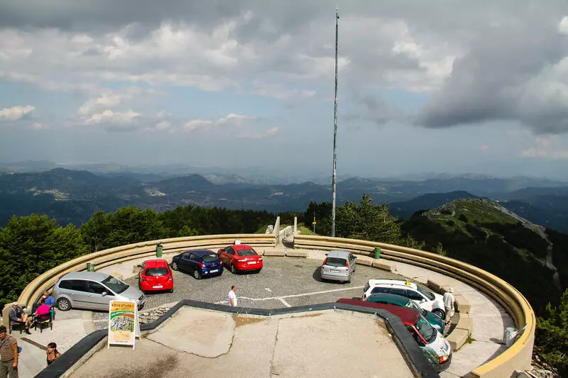 Lovechen (46 fotografii): Descrierea parcului național din Muntenegru, caracteristicile mausoleului lui Nesha. Înălțimea muntelui 24667_46