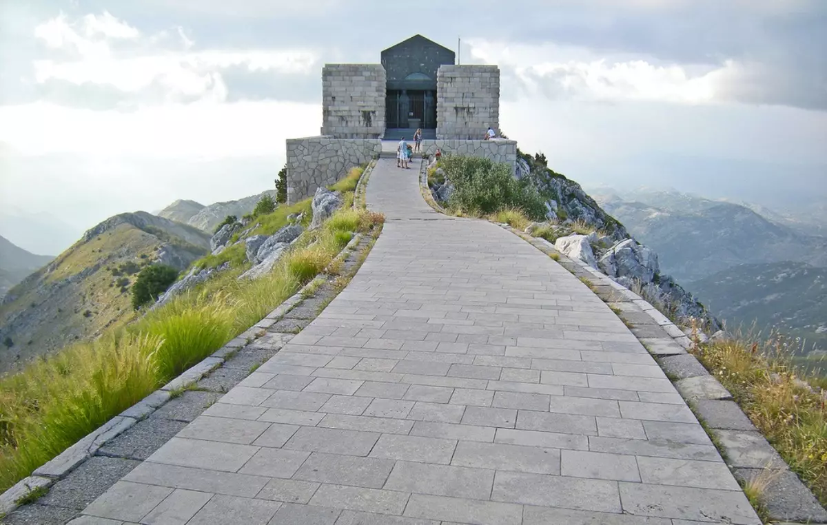 Lovechen (46 ảnh): Mô tả của Công viên Quốc gia ở Montenegro, các tính năng của Lăng Nesha. Đỉnh núi 24667_8