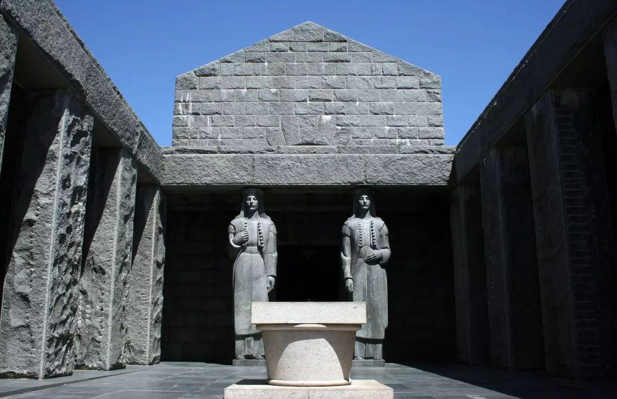 Loveneken (46 hotuna): Bayanin Park na National a Montenegro, fasali na Mausoleum na Nesha. Tsawo 24667_9