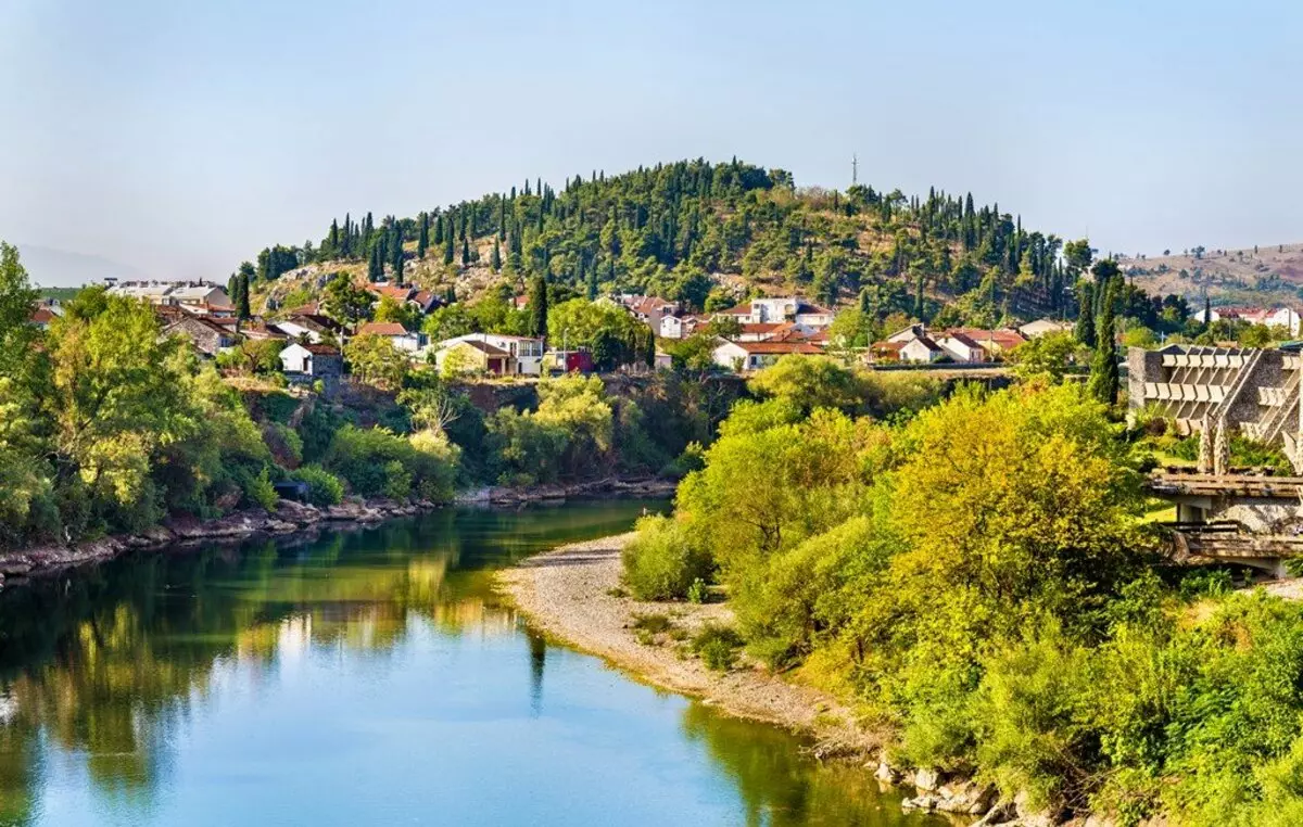 Villes du Monténégro (57 photos): Les villes les plus belles et populaires sur la côte de la mer, une liste des grandes villes des profondeurs du pays 24670_11