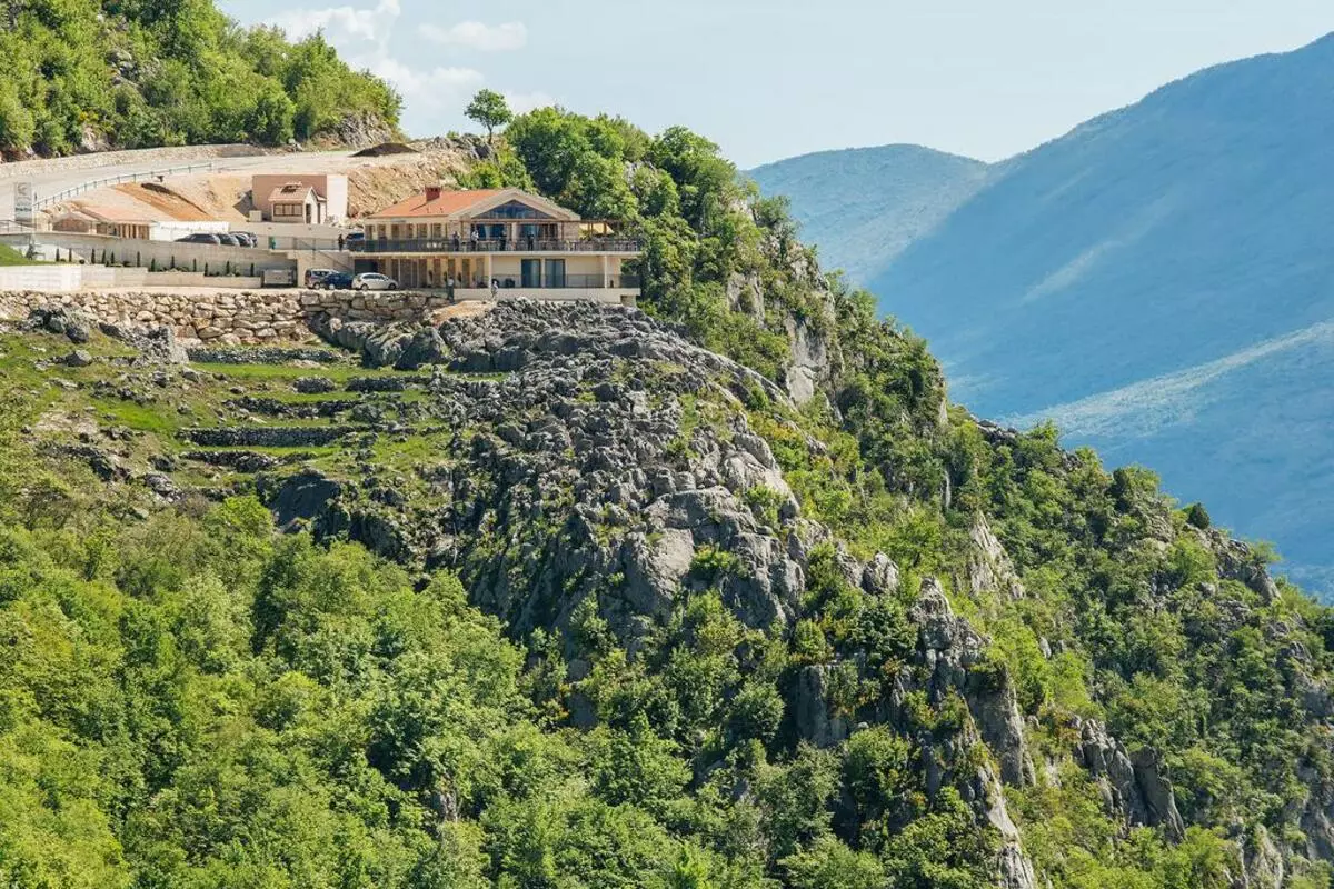 Qytetet e Malit të Zi (57 foto): qytetet më të bukura dhe më të njohura në bregun e detit, një listë e qyteteve të mëdha në thellësitë e vendit 24670_19