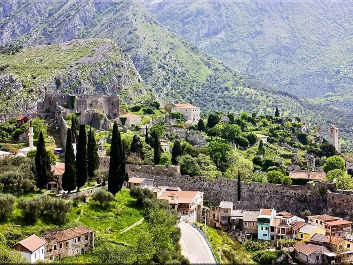 Villes du Monténégro (57 photos): Les villes les plus belles et populaires sur la côte de la mer, une liste des grandes villes des profondeurs du pays 24670_31