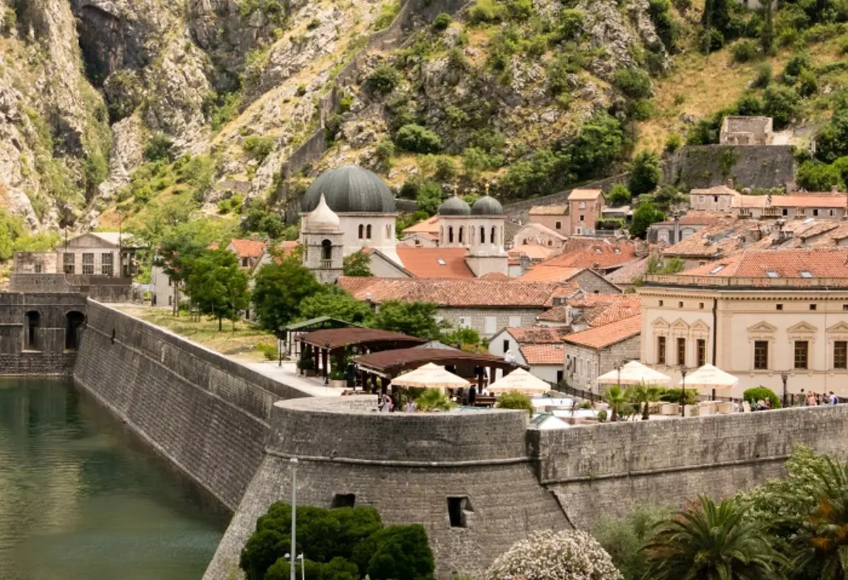 Qytetet e Malit të Zi (57 foto): qytetet më të bukura dhe më të njohura në bregun e detit, një listë e qyteteve të mëdha në thellësitë e vendit 24670_36