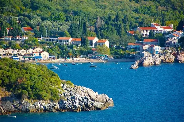 Qytetet e Malit të Zi (57 foto): qytetet më të bukura dhe më të njohura në bregun e detit, një listë e qyteteve të mëdha në thellësitë e vendit 24670_47
