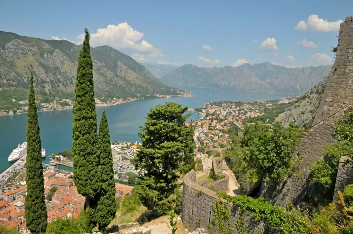 Qytetet e Malit të Zi (57 foto): qytetet më të bukura dhe më të njohura në bregun e detit, një listë e qyteteve të mëdha në thellësitë e vendit 24670_52