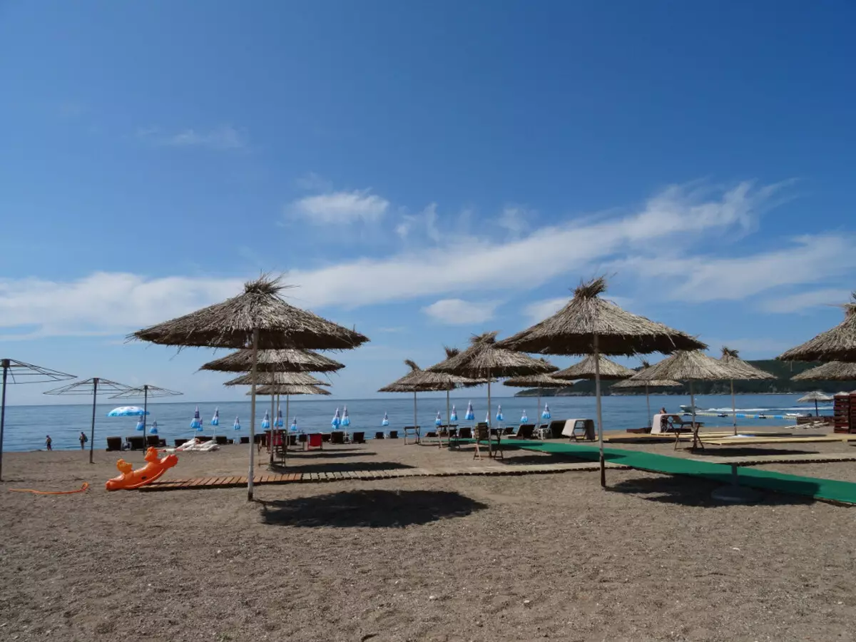 Монтенегро (39 зураг) -тай амралт зугаа цэнгэлийн хамгийн сайн далайн эрэг (39 зураг): Сэнди болон бусад наран шарлагын газар 24672_13