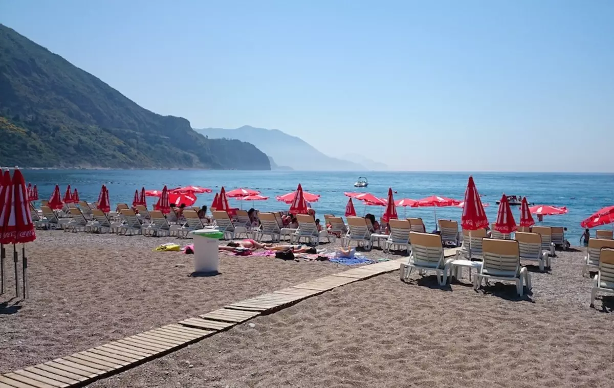 Beachesên çêtirîn ji bo nûvekirinê bi zarokan re li Montenegro (39 wêne): Danasîna sandy û seyrangehên din 24672_15