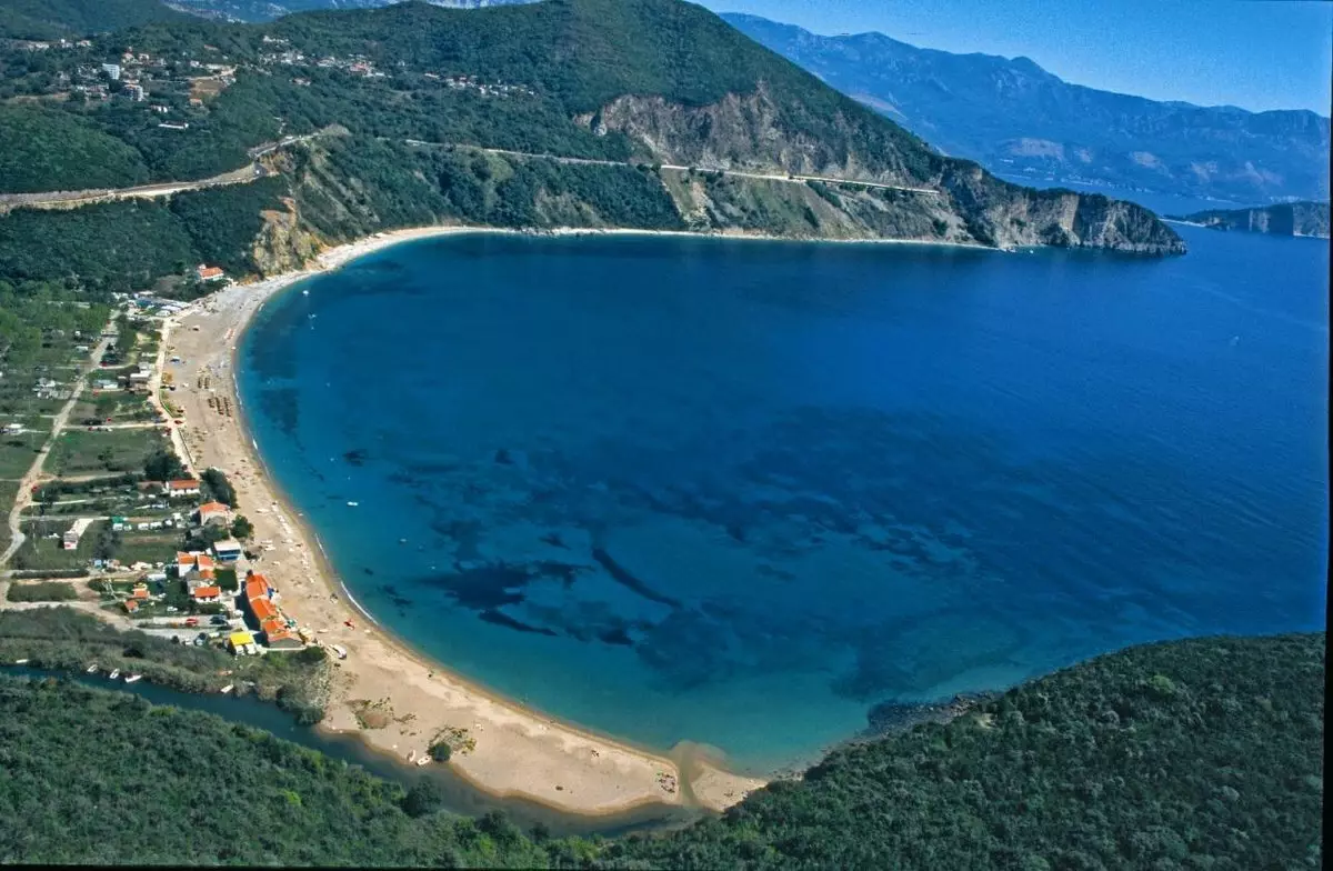 Najlepsze plaże rekreacyjne z dziećmi w Czarnogórze (39 zdjęć): opis piaszczystych i innych plaż 24672_16