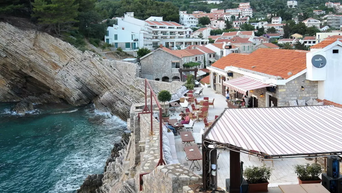 De bêste strannen foar rekreaasje mei bern yn Montenegro (39 foto's): Beskriuwing fan Sandy en oare strannen 24672_21