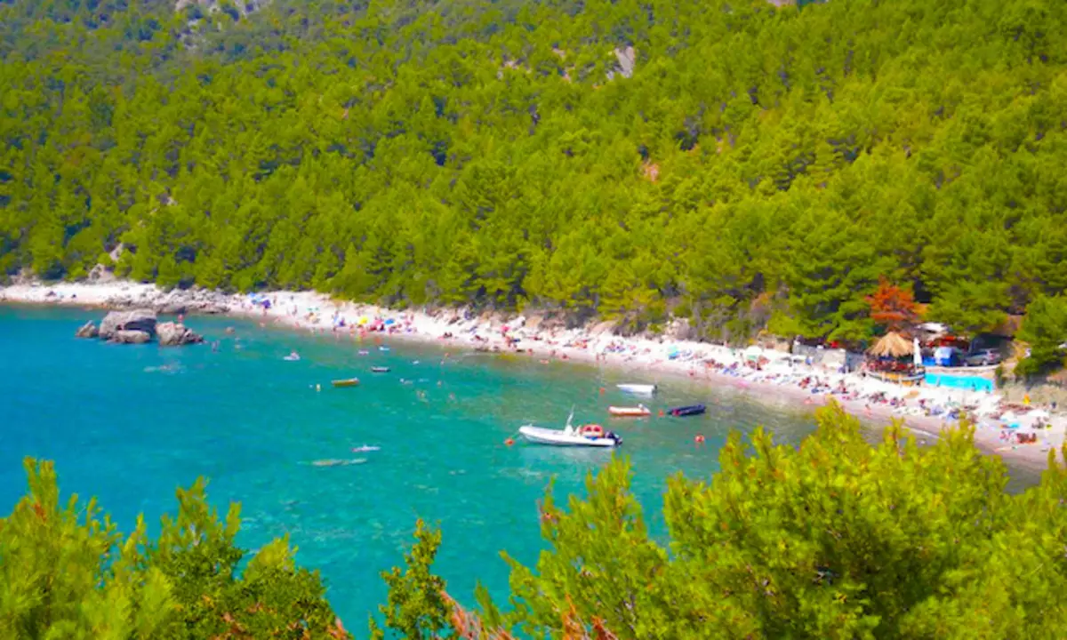 Beachesên çêtirîn ji bo nûvekirinê bi zarokan re li Montenegro (39 wêne): Danasîna sandy û seyrangehên din 24672_23