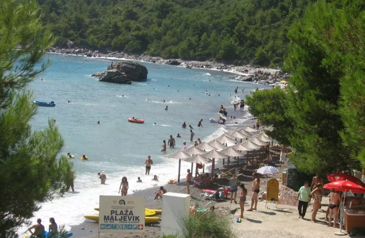 De bêste strannen foar rekreaasje mei bern yn Montenegro (39 foto's): Beskriuwing fan Sandy en oare strannen 24672_24