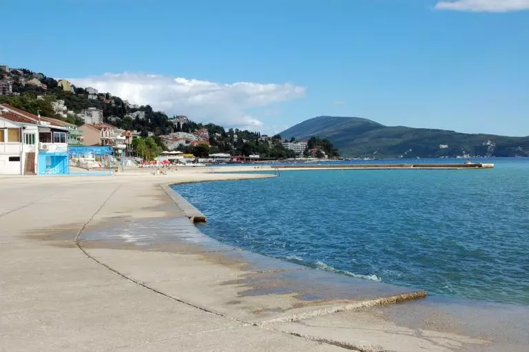 Najboljih plaža za rekreaciju s djecom u Crnoj Gori (39 slike): Opis pješčanih i drugih plaža 24672_32