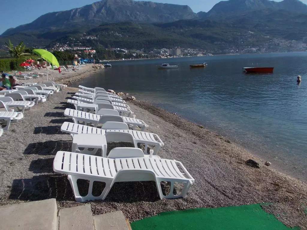 Pantai pangalusna pikeun rekreasi sareng murangkalih di Montenegro (39 poto): Katerangan Sandy sareng pantai sanés 24672_33