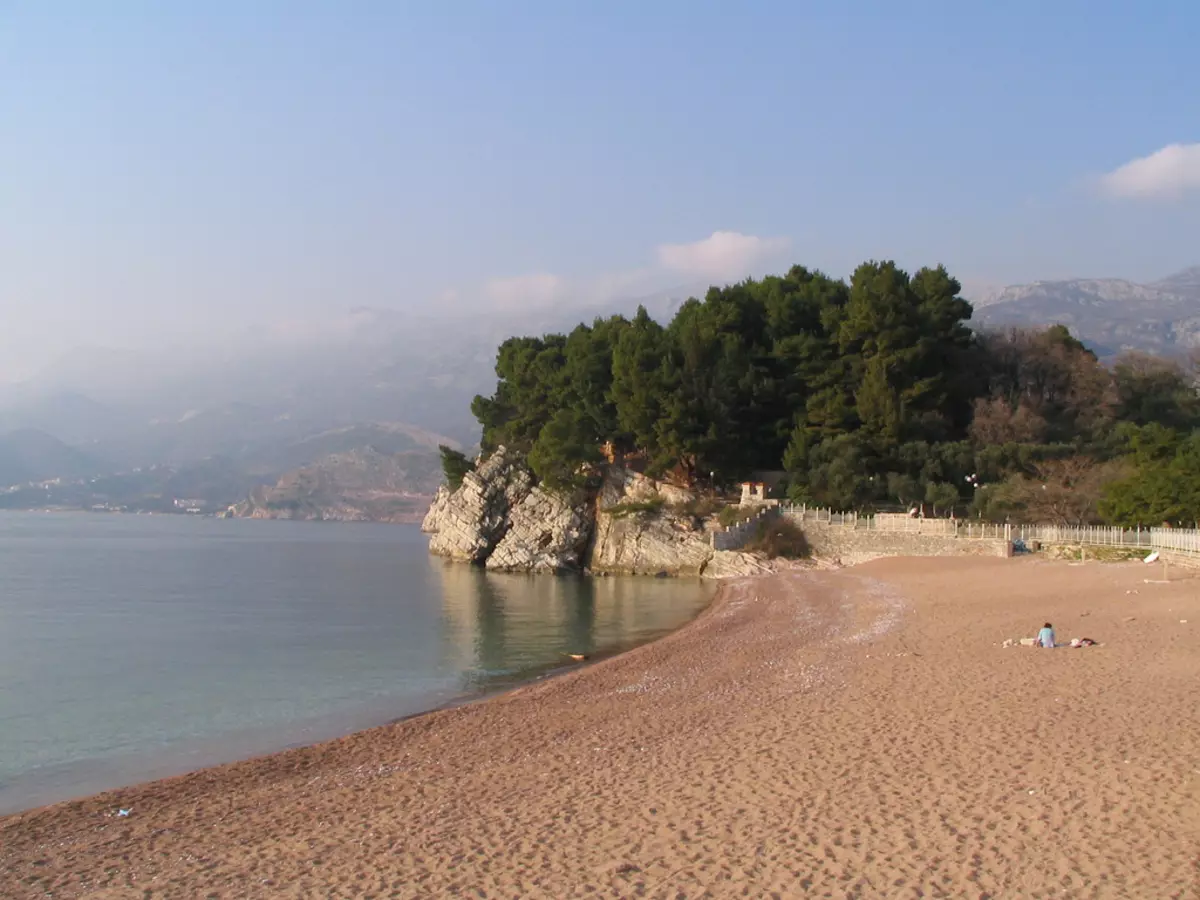 Pantai pangalusna pikeun rekreasi sareng murangkalih di Montenegro (39 poto): Katerangan Sandy sareng pantai sanés 24672_35