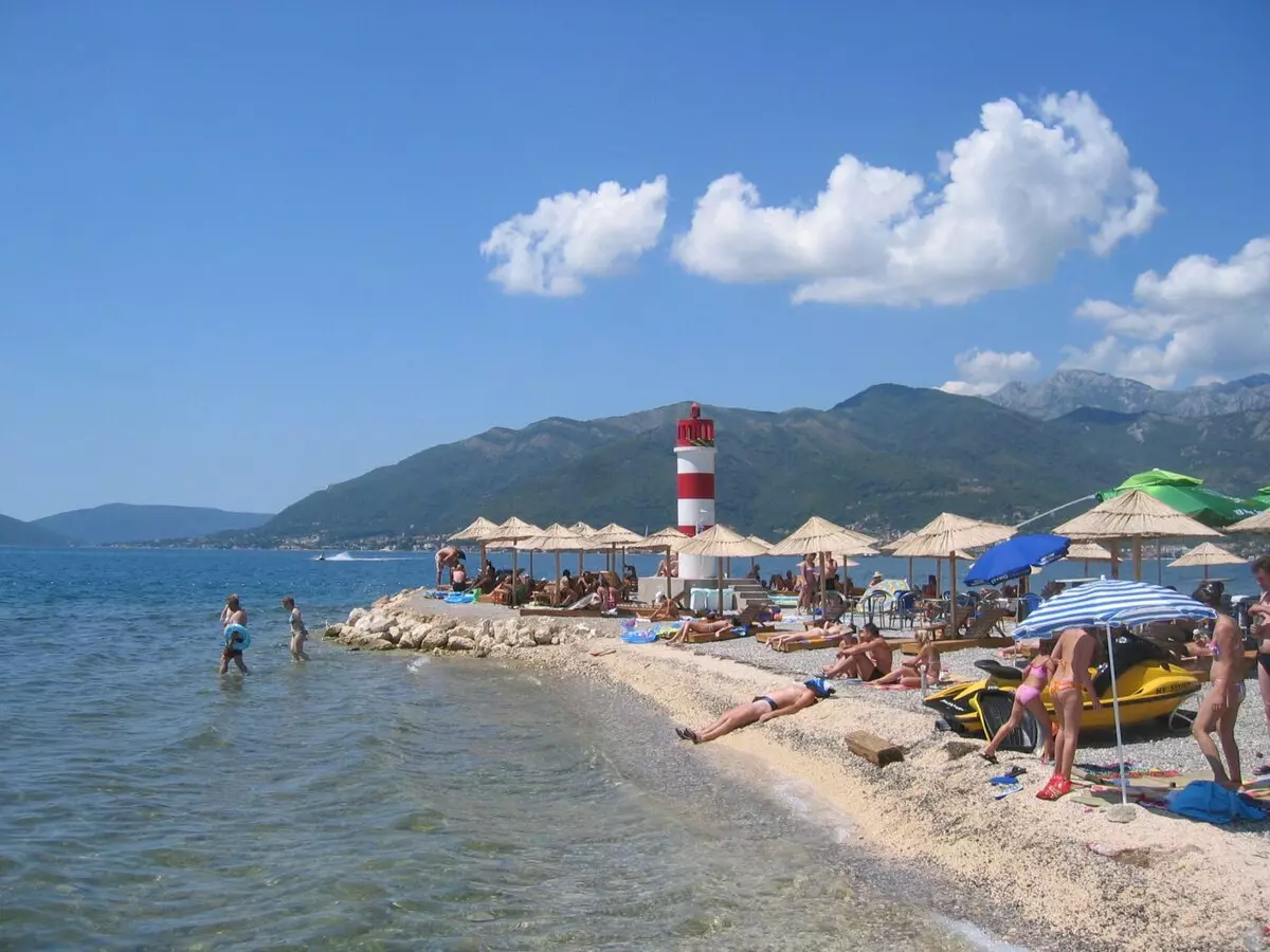 La plej bonaj strandoj por amuzaĵo kun infanoj en Montenegro (39 fotoj): priskribo de sablaj kaj aliaj strandoj 24672_37
