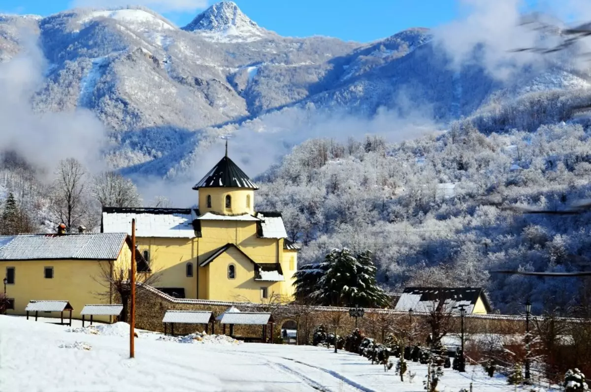 مشاهد تيفات (66 صور): بورتو الجبل الأسود وغيرها من الأماكن المثيرة للاهتمام في الجبل الأسود. أين تذهب وماذا لمشاهدة في فصل الشتاء؟ 24676_26