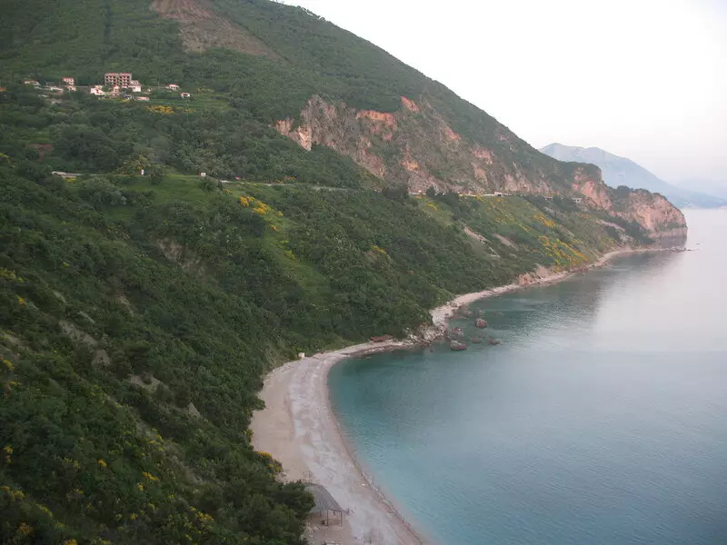 Pantai Yaz ing Montenegro (27 Foto): Ngendi dheweke lan kepiye carane njaluk dheweke? Fitur pantai ing Budva Municility 24677_13