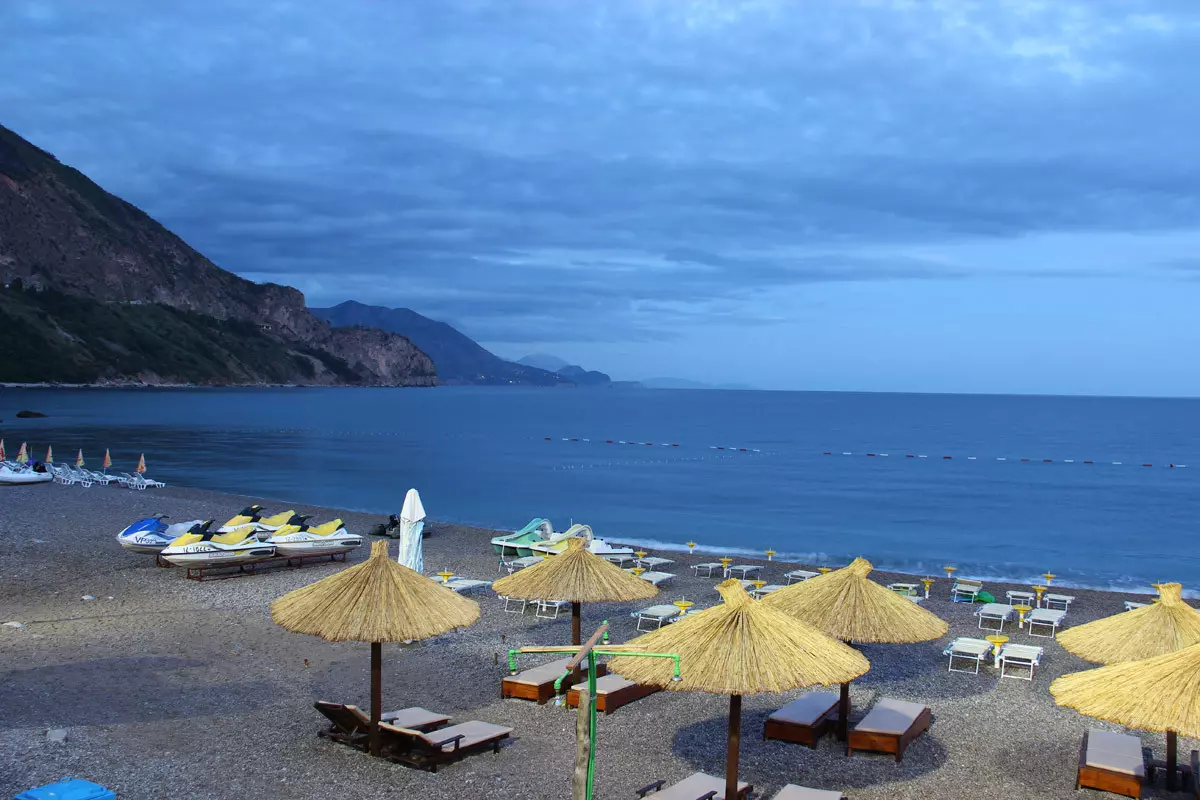 Beach Yaz Montenegro (27 kuvaa): Missä hän ja miten päästä hänelle? Ranta-ominaisuudet Budva kunnassa 24677_7