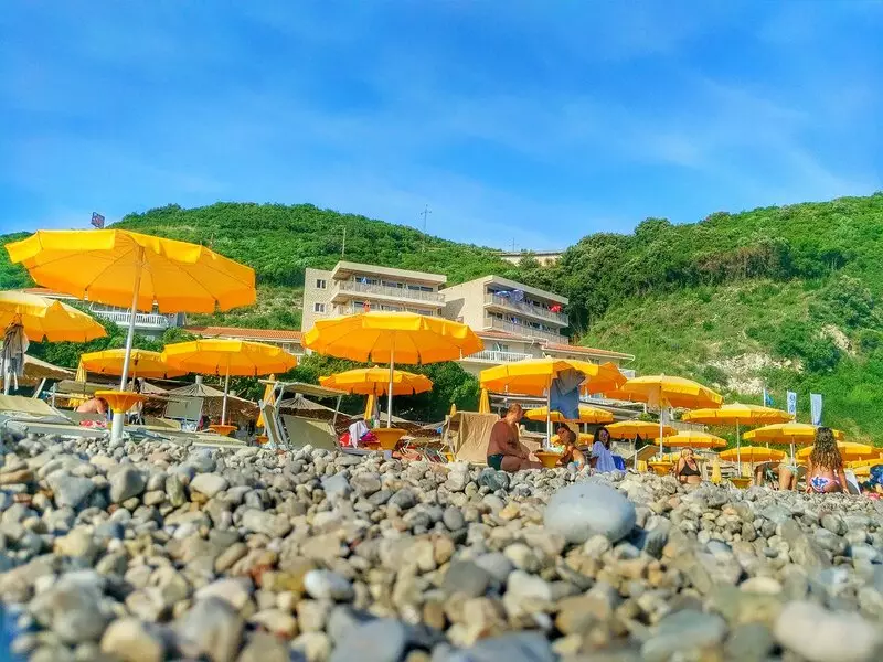 Beach Yaz na Montenegro (foto 27): Ebee ka ọ nọ na otu m ga-esi rute ya? Atụmatụ Beach na Buddva obodo 24677_9