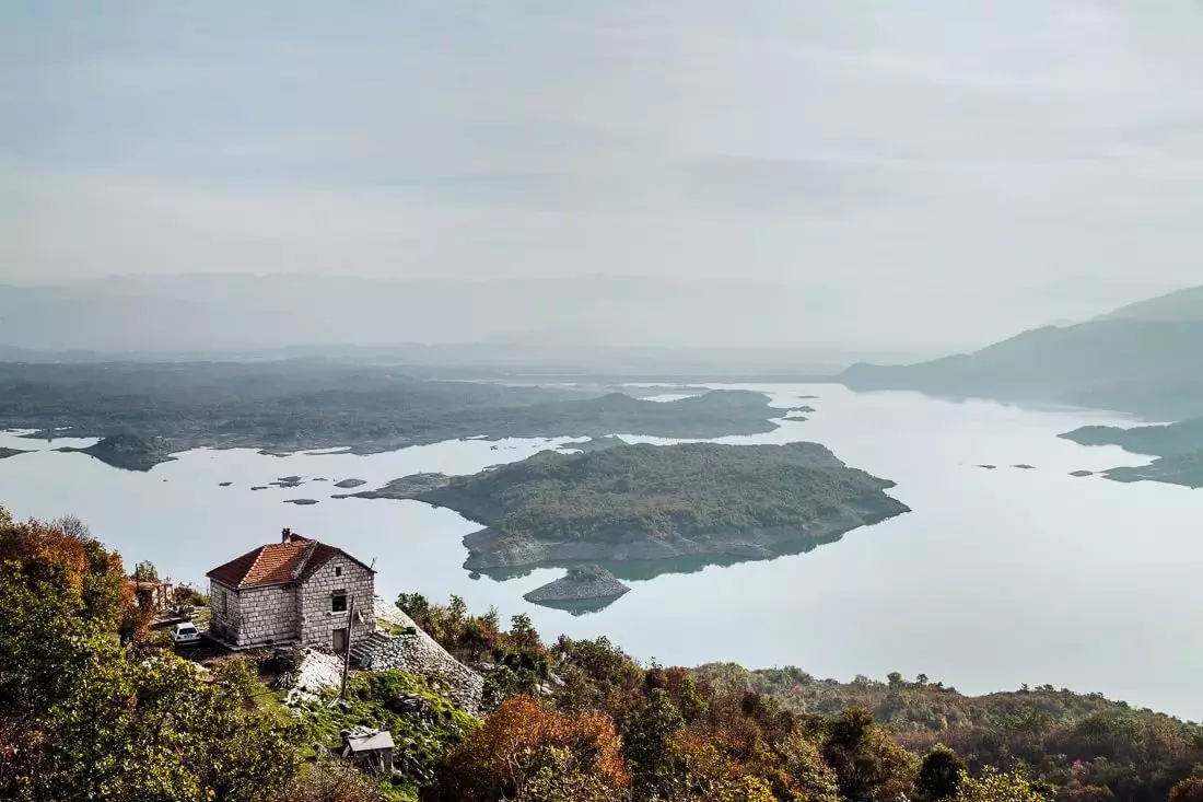 Skadar ezers (60 fotogrāfijas): ekskursijas Škodera ezera tuvumā. Kā krūtīs Melnkalnē par savu auto? 24687_12