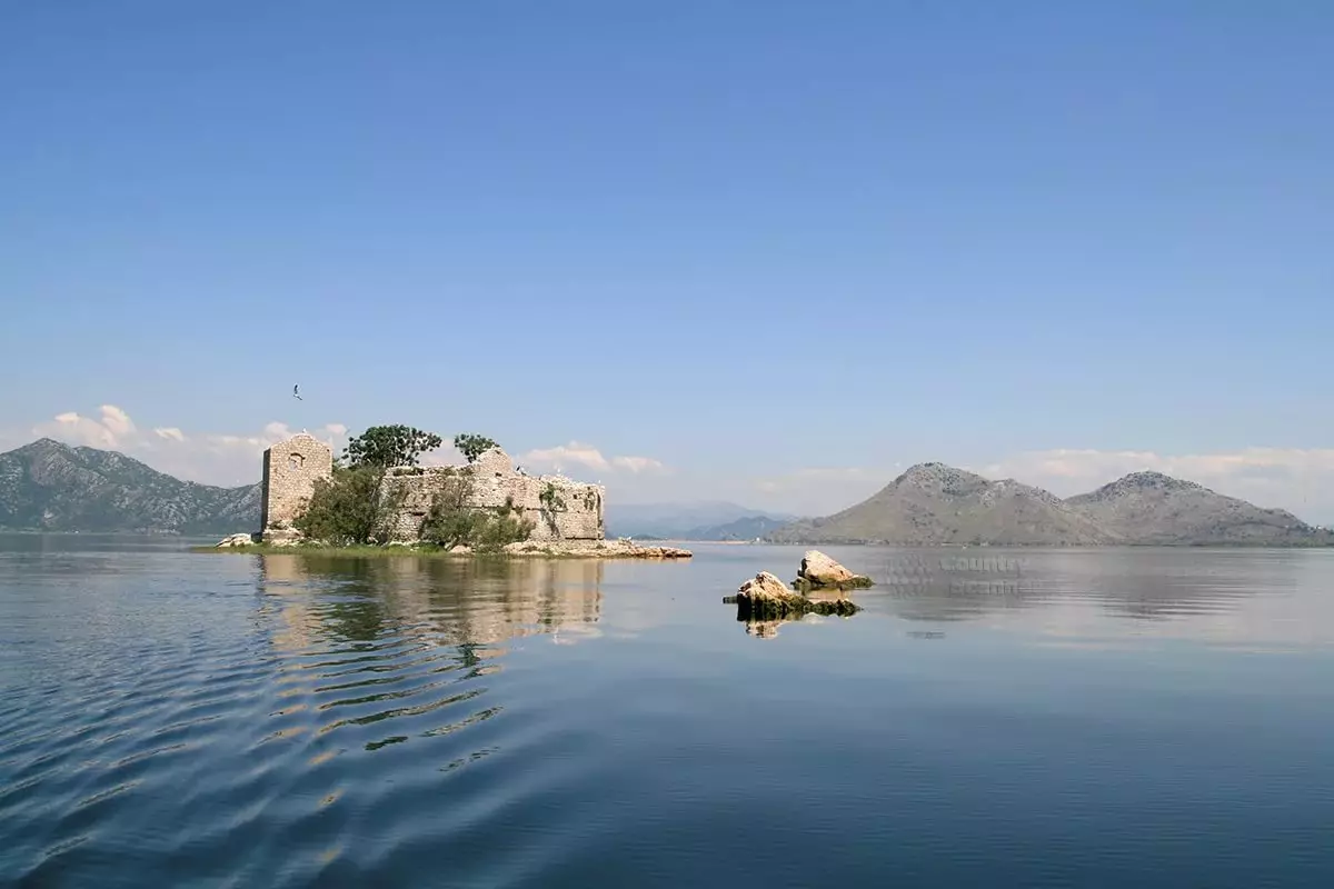 Jezioro Skadar (60 zdjęć): Wycieczki w pobliżu jeziora Shkoder. Jak piersi w Czarnogórze na własną rękę samochodem? 24687_14