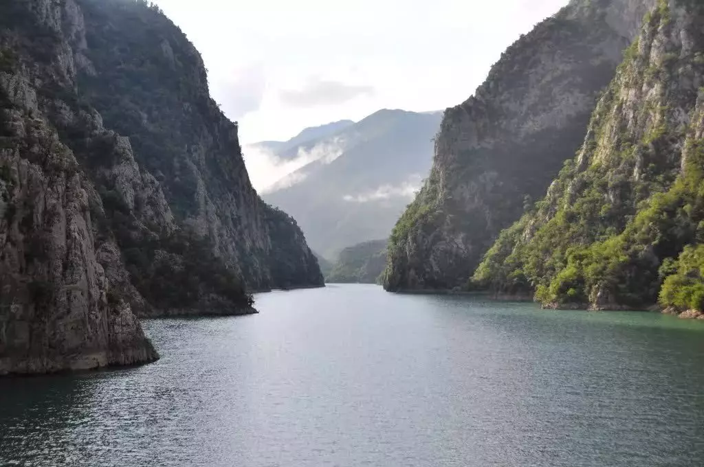 Lake Skadar (Sary 60): Fitsangatsanganana akaiky ny farihy Shkoder. Ahoana ny fomba hipetrahana ao Montenegro irery amin'ny alàlan'ny fiara? 24687_16