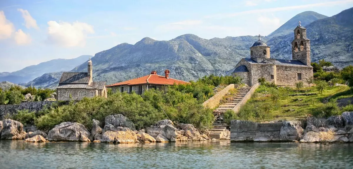 Skadar Lake (60 billeder): Udflugter i nærheden af ​​Lake Shkoder. Hvordan man bryster i Montenegro på egen hånd i bil? 24687_22