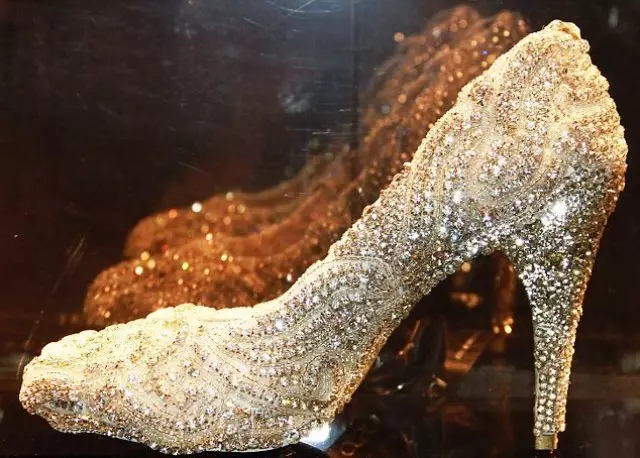 Buty z cyrkonami (59 zdjęć): Modele z Swarovski na pięcie i bez 2470_5