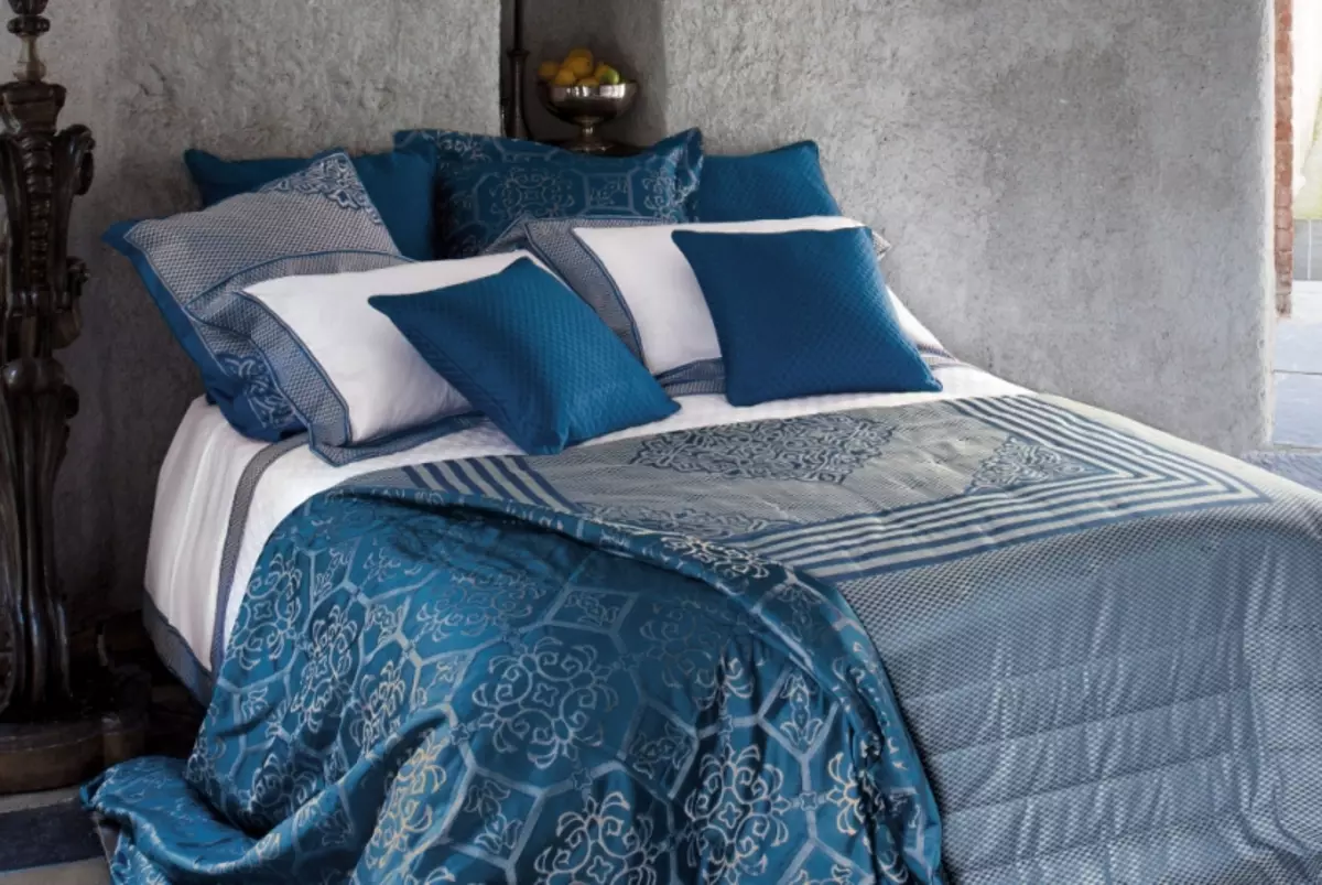 Roupa de cama (53 fotos): belos kits. Que instalações de dormir são a mais boa qualidade e como as escolher? Produção 24720_39