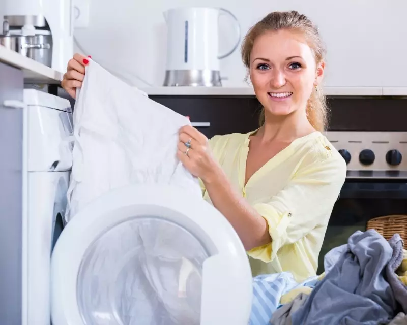 آیا قبل از استفاده باید لباس های جدید را بشویید؟ چگونه قبل از خرید پس از خرید آن را پاک کنید، به طوری که نه به گرده؟ 24726_3