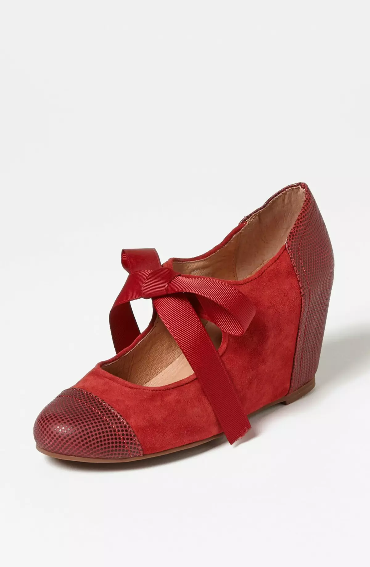 zapatos de gamuza roja (43 fotos): ¿Cuáles son los modelos en una alta y baja del talón, en una cuña y pasadores, cómo limpia 2472_16