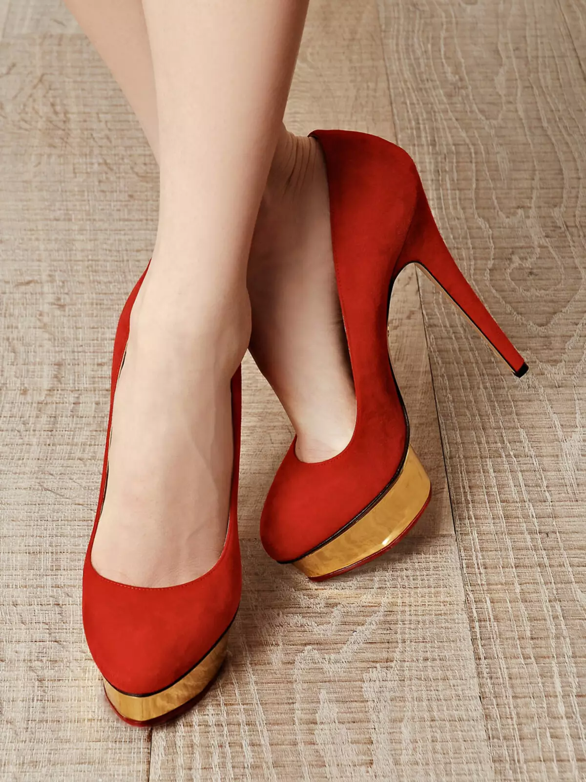 zapatos de gamuza roja (43 fotos): ¿Cuáles son los modelos en una alta y baja del talón, en una cuña y pasadores, cómo limpia 2472_21