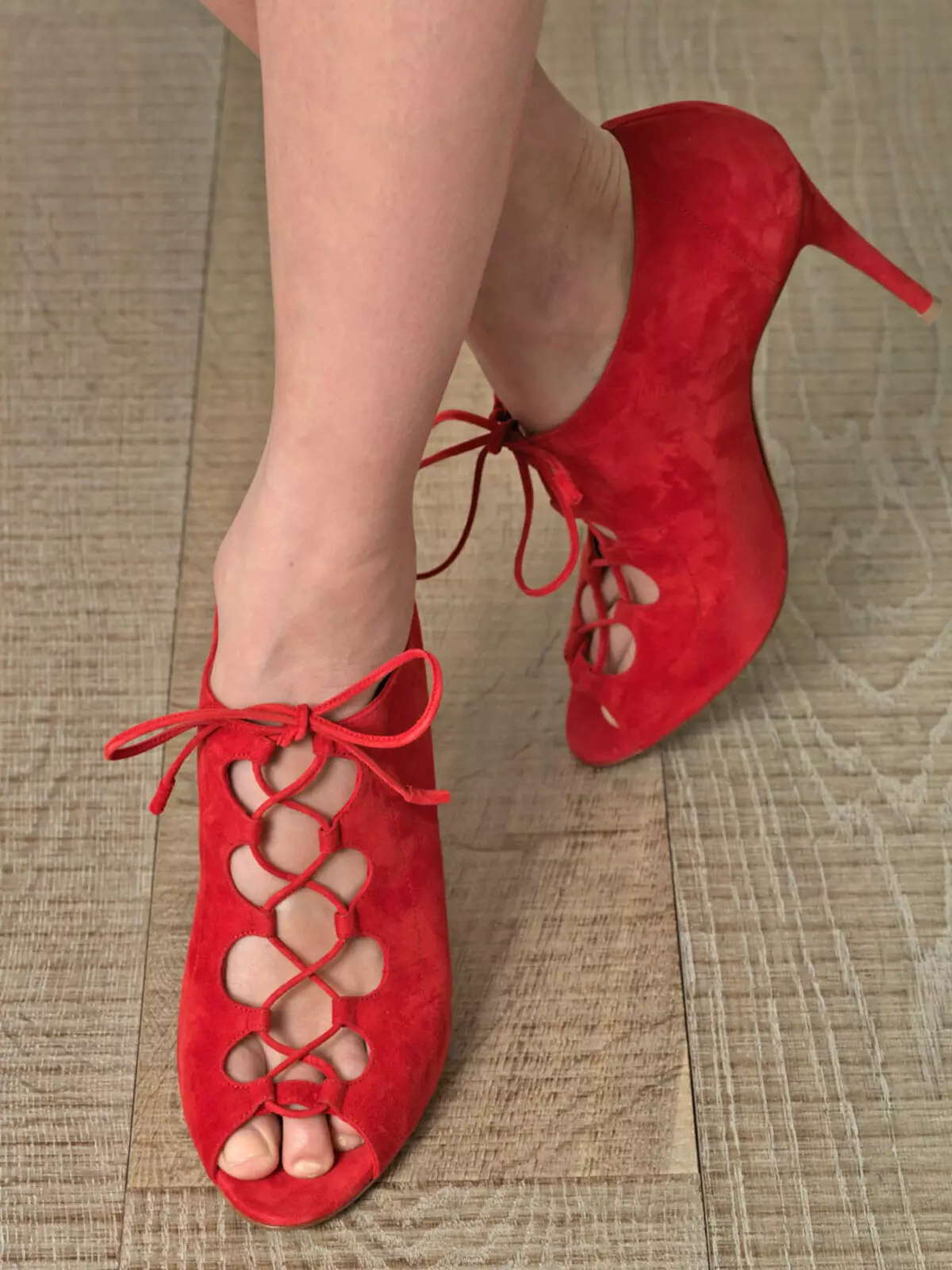 zapatos de gamuza roja (43 fotos): ¿Cuáles son los modelos en una alta y baja del talón, en una cuña y pasadores, cómo limpia 2472_23